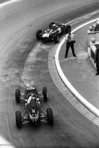 Vue d'en haut... JImmy à la poursuite de Lorenzo Bandini sur sa Ferrari
© Bernard Cahier Vue d'en haut... JImmy à la poursuite de Lorenzo Bandini sur sa Ferrari
© Bernard Cahier